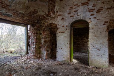 Rusya 'nın Kostroma bölgesindeki Myshkino köyünde 1784 yılında inşa edilmiş terk edilmiş bir kilisenin içinde.