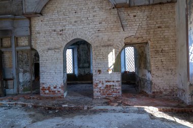 Terk edilmiş bir kilisenin içinde, Nasakino köyü, Kostroma bölgesi, Rusya