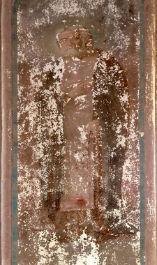 Rusya 'nın Kostroma bölgesinde Nasakino köyünde terk edilmiş bir Ortodoks kilisesinin duvarlarını boyamak. İnşaat tarihi 1824. Şu anda köy yok. Kilise terk edilmiş.