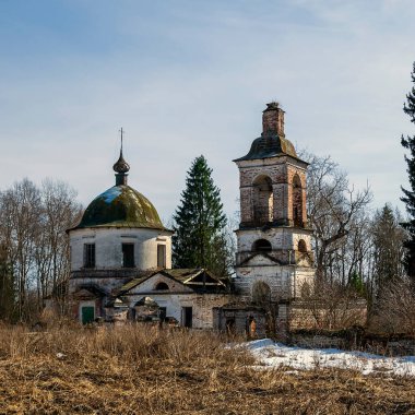 terk edilmiş Ortodoks kilisesi, Kozyura köyü, Kostroma bölgesi, Rusya, 1829 'da inşa edildi.