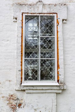 Eski bir duvardaki yeni plastik pencereler
