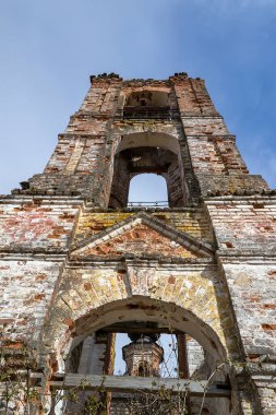 Gökyüzüne karşı yıkılan çan kulesi, Rusya 'nın Kostroma bölgesindeki Myshkino köyü, 1784' te inşa edildi.