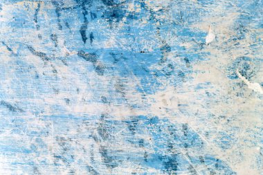 Terk edilmiş bir binada eski bir duvar boyanmış.