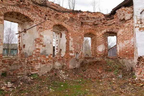 旧红砖建筑的废墟 — 图库照片