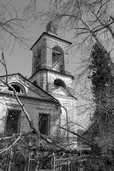 1829年建造的俄罗斯科斯特罗马地区Kozyura村被毁的旧钟楼 — 图库照片