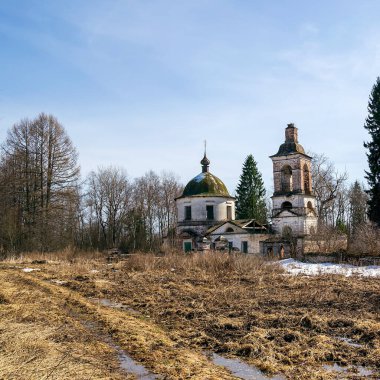 terk edilmiş Ortodoks kilisesi, Kozyura köyü, Kostroma bölgesi, Rusya, 1829 'da inşa edildi.