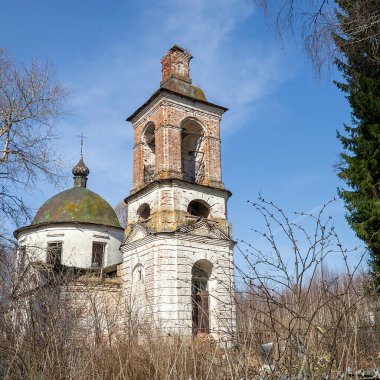 Eski harabe çan kulesi, Kozyura köyü, Kostroma bölgesi, Rusya, 1829 'da inşa edildi.