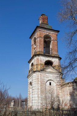 Eski harabe çan kulesi, Kozyura köyü, Kostroma bölgesi, Rusya, 1829 'da inşa edildi.