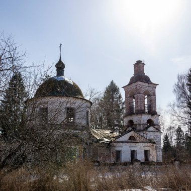 terk edilmiş Ortodoks kilisesi, Kozyura köyü, Kostroma bölgesi, Rusya, 1829 'da inşa edildi.