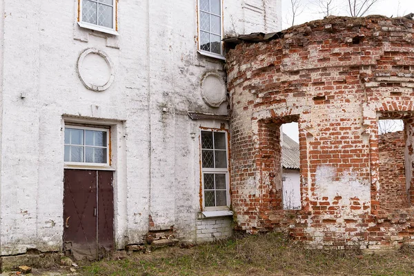 Ruiny Starego Budynku Czerwonej Cegły — Zdjęcie stockowe
