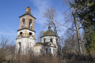 terk edilmiş Ortodoks kilisesi, Kozyura köyü, Kostroma bölgesi, Rusya, 1829 'da inşa edildi.