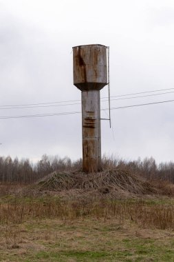 Kırsal alanda eski su kulesi