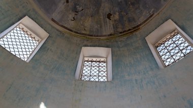 1829 'da Rusya' nın Kostroma bölgesindeki Kozyura köyünde terk edilmiş bir Ortodoks kilisesinin içinde inşa edildi.