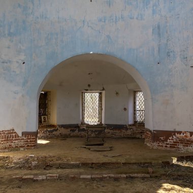 1829 'da Rusya' nın Kostroma bölgesindeki Kozyura köyünde terk edilmiş bir Ortodoks kilisesinin içinde inşa edildi.