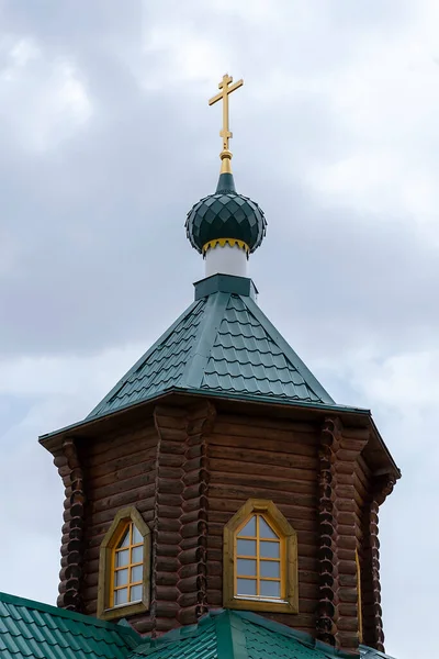 乡村木制东正教教堂的圆顶 — 图库照片