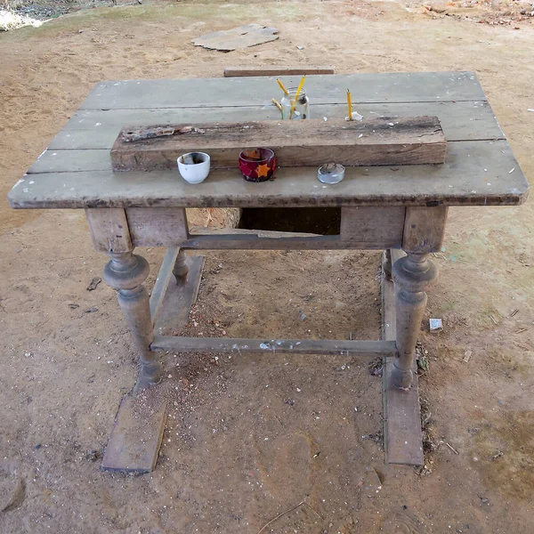 儀式のためのオブジェクトと木製の汚れたテーブル — ストック写真