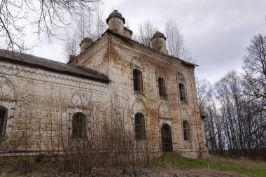 Eski terk edilmiş Ortodoks kilisesi, Ustye Neiskoye köyü, Kostroma bölgesi, Rusya, 1796 'da inşa edildi.