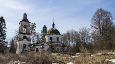 terk edilmiş Ortodoks kilisesi, Kozyura köyü, Kostroma bölgesi, Rusya, 1829 'da inşa edildi.