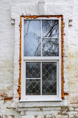 Eski bir duvardaki yeni plastik pencereler