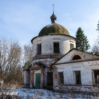 terk edilmiş Ortodoks kilisesi, Kozyura köyü, Kostroma bölgesi, Rusya, 1829 'da inşa edildi.