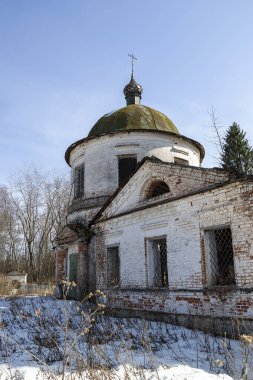 terk edilmiş Ortodoks kilisesi, Kozyura köyü, Kostroma bölgesi, Rusya, 1829 'da inşa edildi.