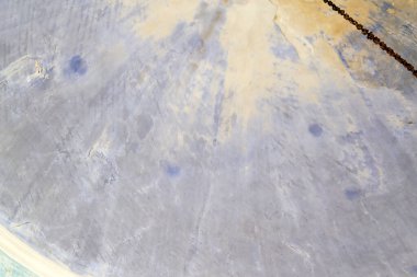 Terk edilmiş bir binada eski bir duvar boyanmış.