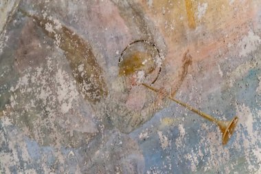 Terk edilmiş kilisenin duvarlarında, Korshunovo köyü, Kostroma bölgesi, Rusya, inşaat yılı 1800