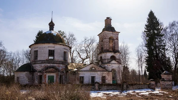 1829年に建設されたロシア コストロマ地方のコズラ村正教会を放棄 — ストック写真