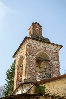 Eski harabe çan kulesi, Kozyura köyü, Kostroma bölgesi, Rusya, 1829 'da inşa edildi.