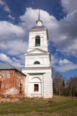 Beyaz Ortodoks çan kulesi, Korshunovo köyü, Kostroma bölgesi, Rusya, 1800 'de inşa edildi.
