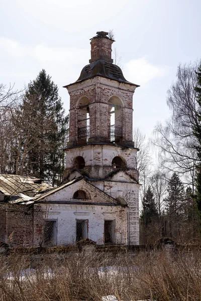 1829年建造的俄罗斯科斯特罗马地区Kozyura村被毁的旧钟楼 — 图库照片
