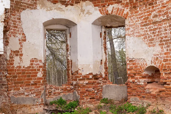 Eski kırmızı tuğla bir binanın kalıntıları.