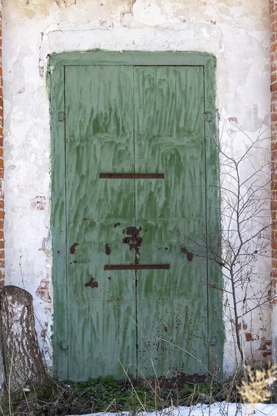 Antigua Puerta Verde Entrada Una Iglesia Abandonada —  Fotos de Stock