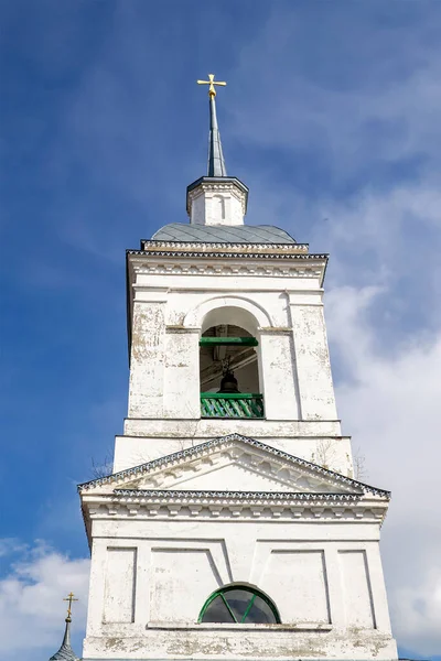 ロシア コストロマ地方コルシュノヴォ村白い正教会鐘楼1800年建立 — ストック写真