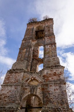 Gökyüzüne karşı yıkılan çan kulesi, Rusya 'nın Kostroma bölgesindeki Myshkino köyü, 1784' te inşa edildi.