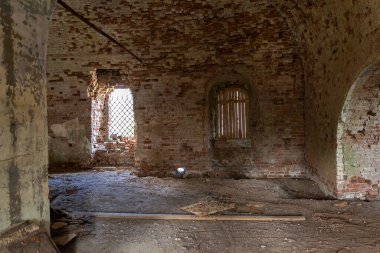 1800 yılında Rusya 'nın Kostroma bölgesindeki Korshunovo köyünde inşa edilmiş terk edilmiş bir kilisenin içinde.