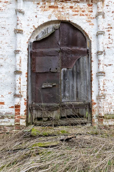 Alte Eingangstür Einer Ziegelmauer — Stockfoto