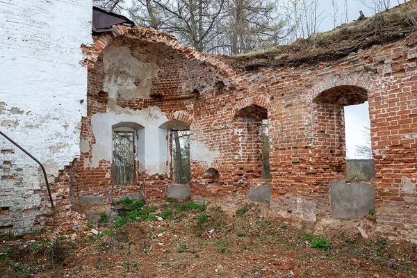 旧红砖建筑的废墟 — 图库照片