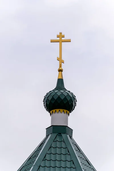 乡村木制东正教教堂的圆顶 — 图库照片