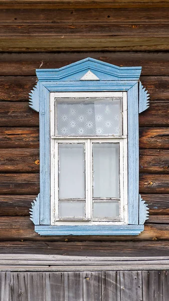 木造の家に彫刻が施された窓 — ストック写真