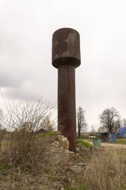 Eski paslı bir su kulesi