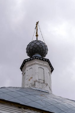 Hıristiyan kilisesinin kubbesi gridir.