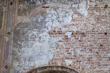 Terk edilmiş kilisenin duvarlarında, Korshunovo köyü, Kostroma bölgesi, Rusya, inşaat yılı 1800