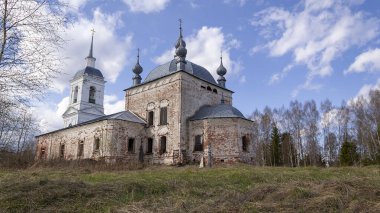 1800 yılında inşa edilen antik Ortodoks kilisesi, Korshunovo köyü, Kostroma bölgesi, Rusya