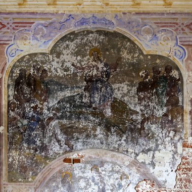 Terk edilmiş kilisenin duvarlarında, Korshunovo köyü, Kostroma bölgesi, Rusya, inşaat yılı 1800