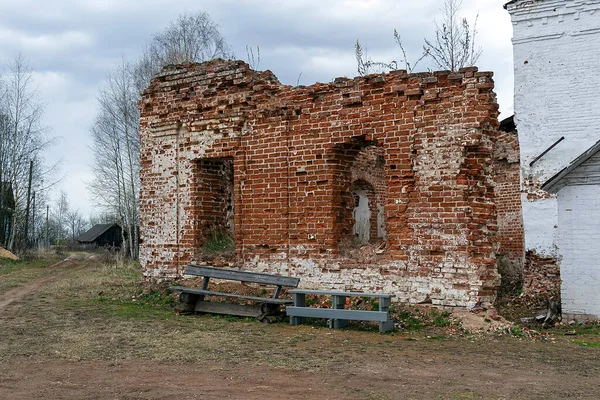 Eski Kırmızı Tuğla Bir Binanın Kalıntıları — Stok fotoğraf