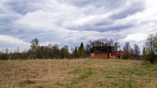 Zniszczone Samotny Dwupiętrowy Stary Krajobraz Domu — Zdjęcie stockowe