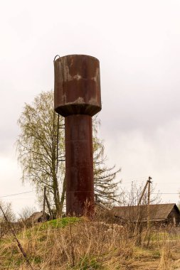 Eski paslı bir su kulesi