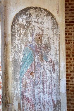 Terk edilmiş kilisenin duvarlarında, Korshunovo köyü, Kostroma bölgesi, Rusya, inşaat yılı 1800