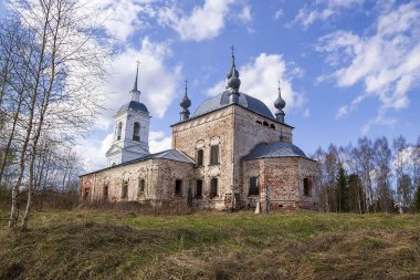 Antik Ortodoks kilisesi, Korshunovo köyü, Kostroma bölgesi, Rusya, 1800 'de inşa edildi.